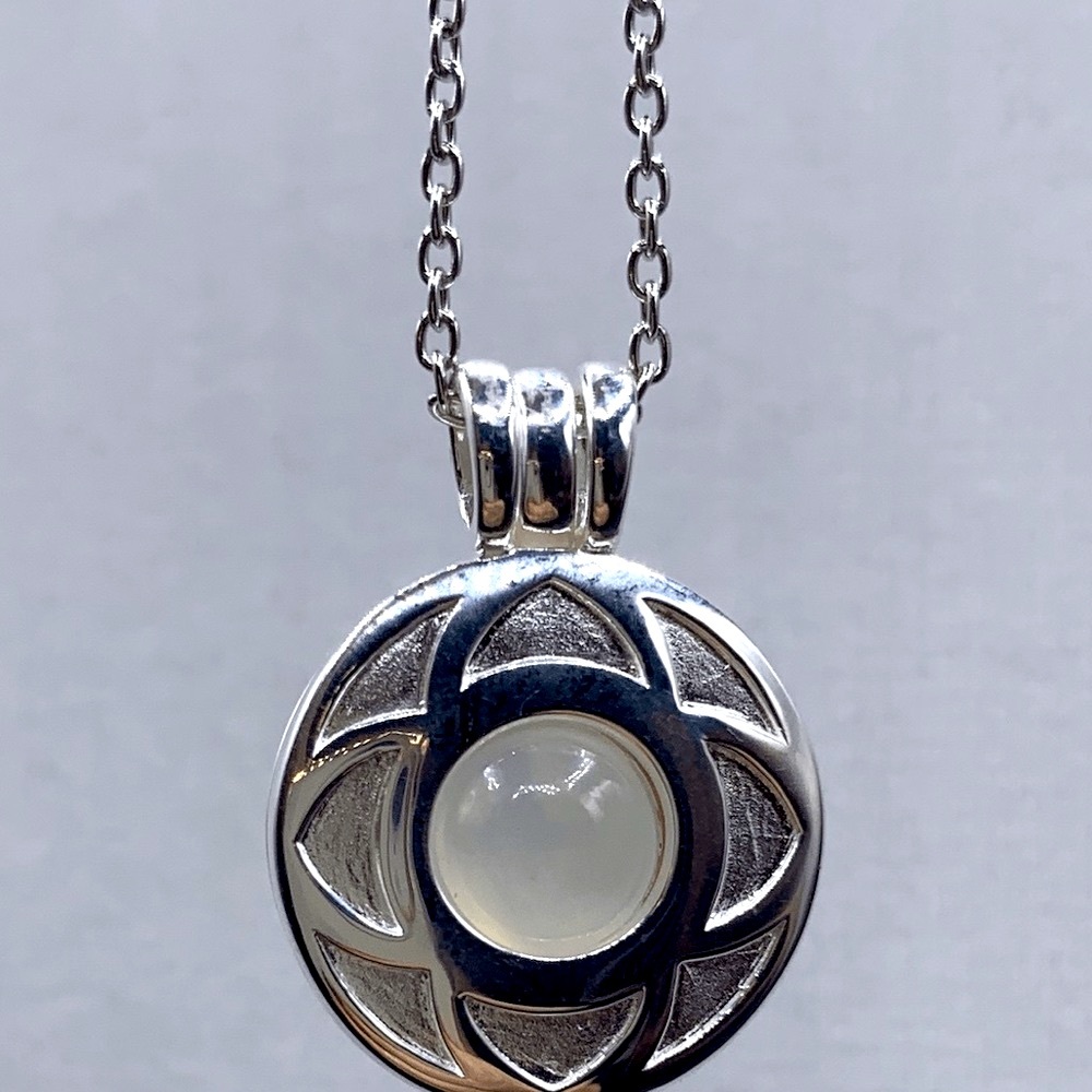 MOONSTONE Beautiful sterling silver LOCKET & STONE pendent.